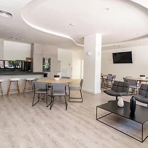 Inf42m- Modern Apartment, Families Only Apartment